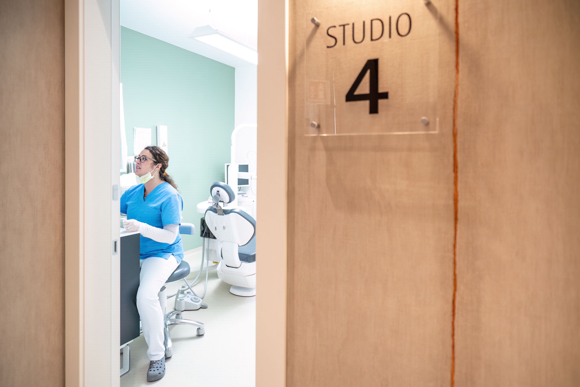 Foto con scorcio sulla sala 4 dello studio dentistico con la dottoressa Santarpia mentre lavora